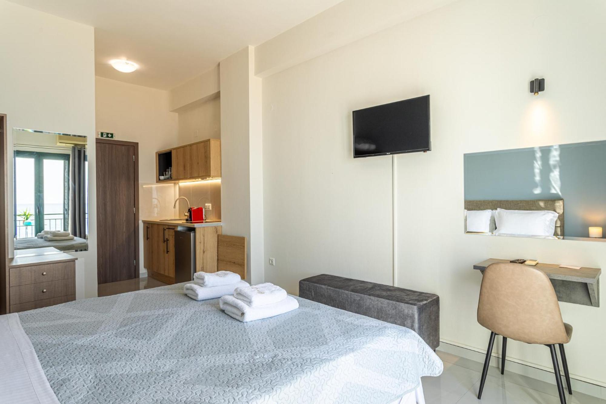 Marina Lejlighedshotel Kardhamili Eksteriør billede
